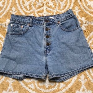 Vintage Levi’s high waisted button front shorts